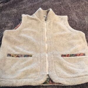 Sherpa vest with tapestry type trim